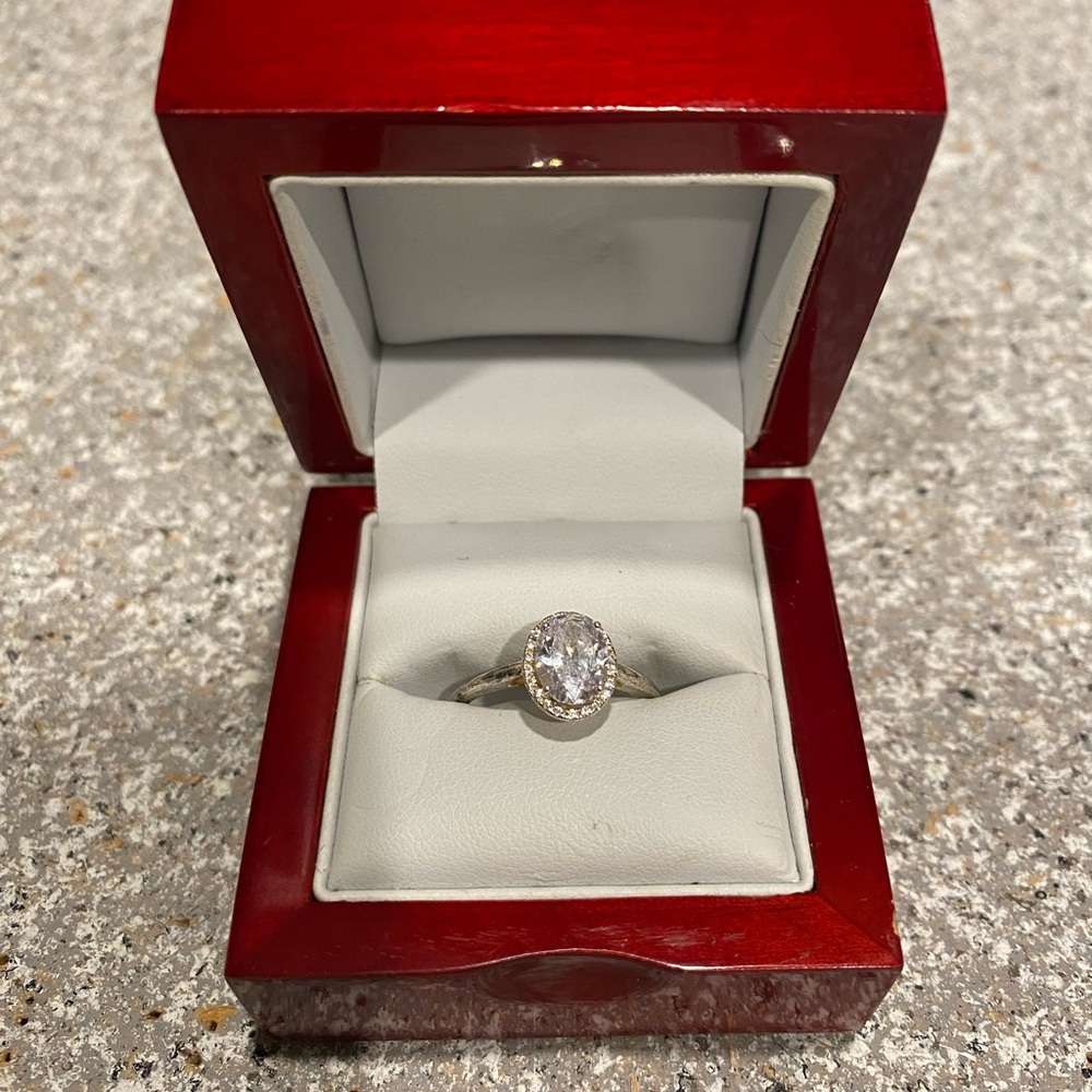 Elegant 925 Silver Ring with Clear Gemstone sz 9